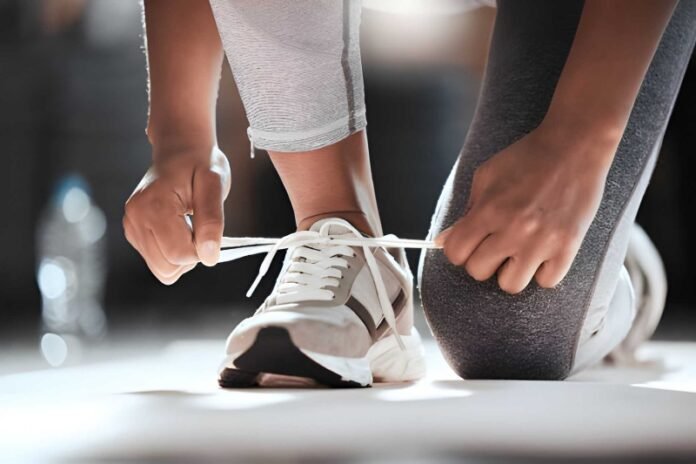 Sedang Mengikat Sepatu Holopis