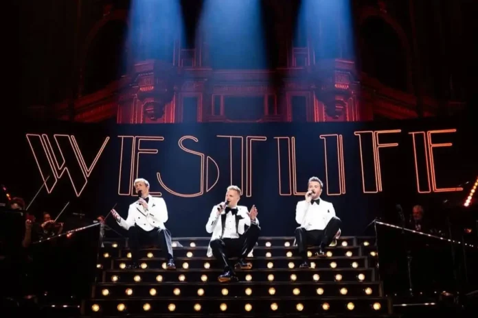 Westlife Konser Holopis