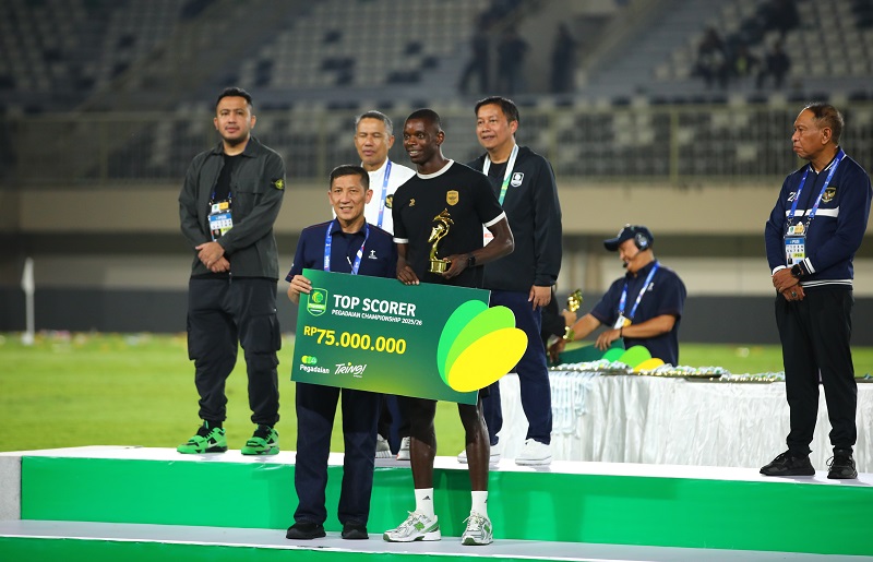 Direktur Utama I.league Ferry Paulus Saat Memberikan Penghargaan Di Pegadaian Championship Holopis