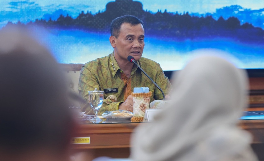 Gubernur Jateng Ahmad Luthfi Holopis