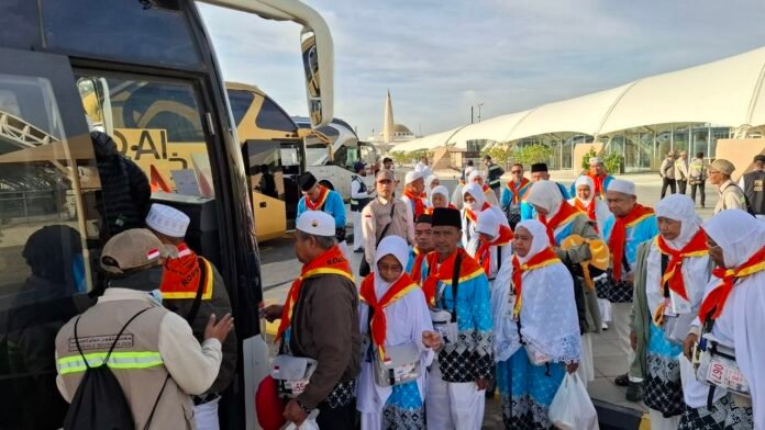 Jemaah Haji Saat Naik Bus Shalawat
