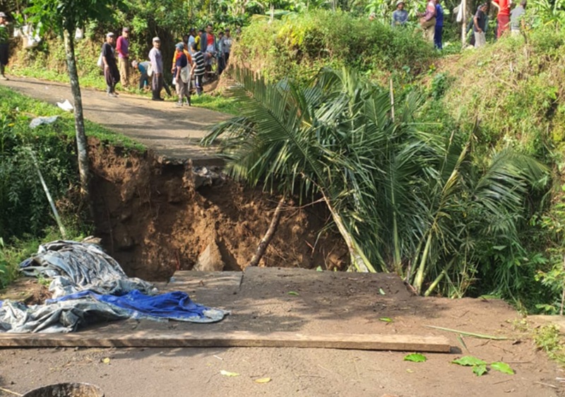 Jembatan Rusak Di Temanggung Holopis