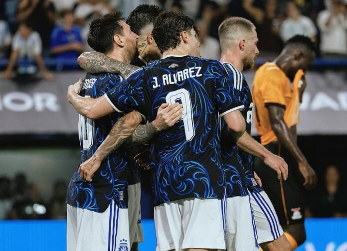 Julian Alvarez Bersama Lionel Messi Dan Skuad Timnas Argentina Holopis