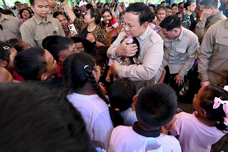 Momen Presiden Prabowo Memeluk Erat Anak Anak Warga Pulau Miangas Holopis