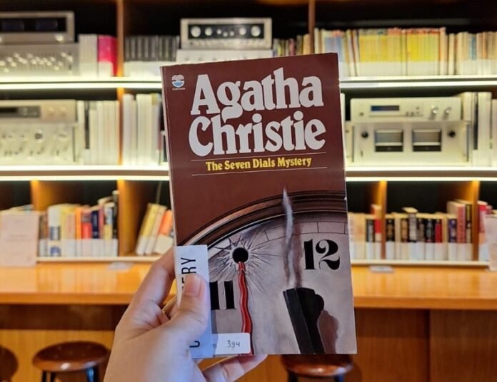Novel Agatha Christie Holopis
