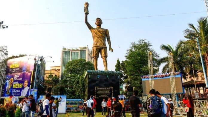 Patung Messi Di India Holopis