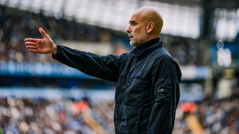 Pelatih Manchester City Pep Guardiola Holopis