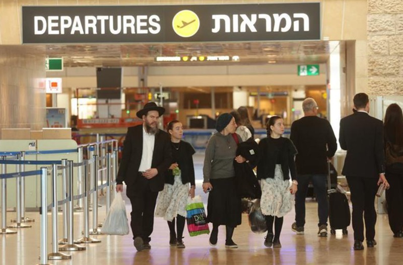 Penumpang Israel Holopis