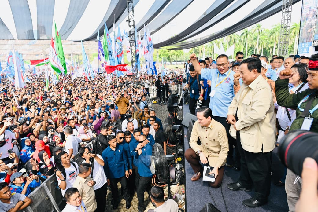 Prabowo Buka Baju