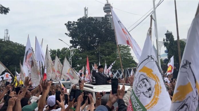 Prabowo Diserbu Demonstran Holopis