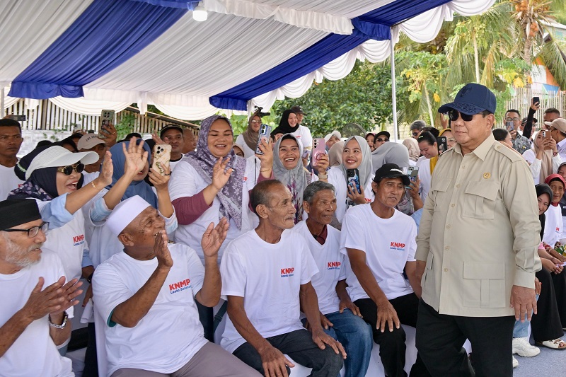 Presiden Prabowo Dorong Ekonomi Biru, Kampung Nelayan Merah Putih Jadi Model Kemandirian Pesisir 1 Presiden Prabowo Saat Kunjungan Kerja Di Kampung Nelayan Merah Putih Leato Selatan Gorontalo Holopis