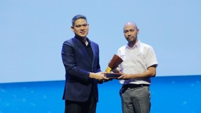 Prosesi Penyerahan Wow Brand 2026 Sebagai Brand Mobil Paling Direkomendasikan Tahun 2026 Holopis