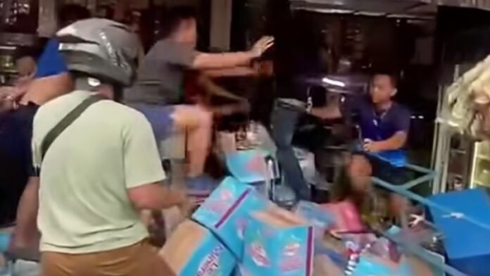 Sejumlah Pria Rusak Warung Madura Holopis