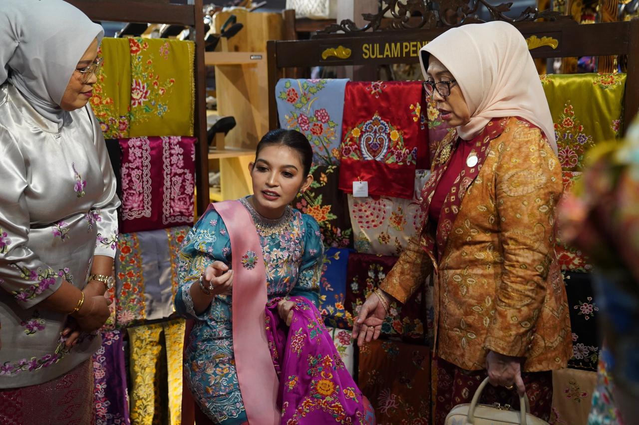 Selvi Ananda Lihat Kerajinan
