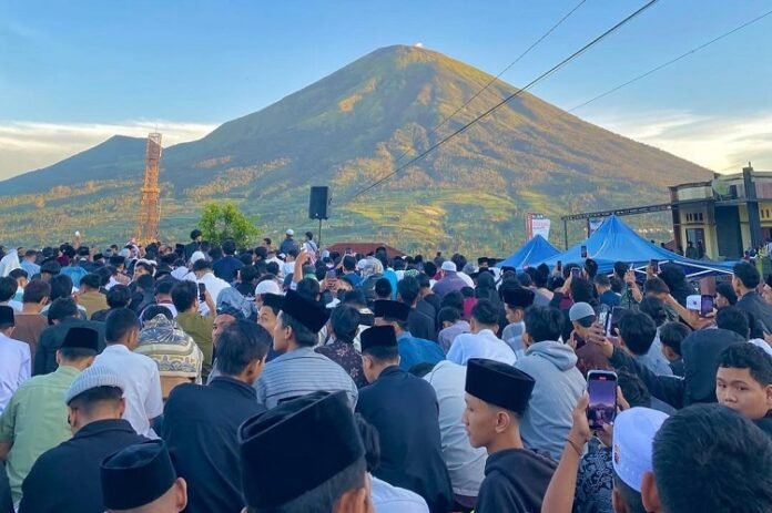 Shalat Di Garung Holopis