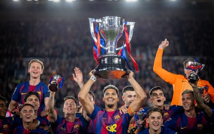 Skuad Barcelona Saat Angkat Trofi Liga Spanyol 2025 2026 Holopis