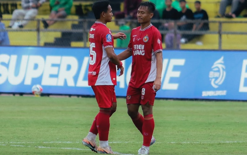 Skuad Semen Padang Saat Kandas Di Tangan Persebaya Surabaya Pada Lanjutan Super League Holopis