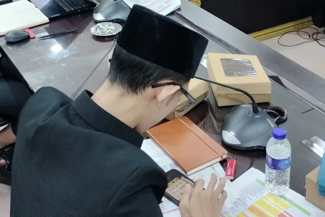 Syahri Saat Main Game Dan Merokok Di Tengah Rapat Di Dprd Jember