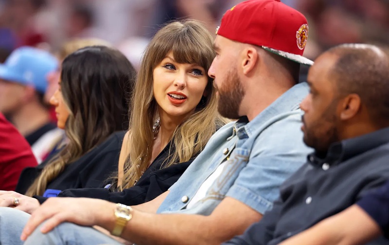 Taylor Swift dan Travis Kelce Holopis