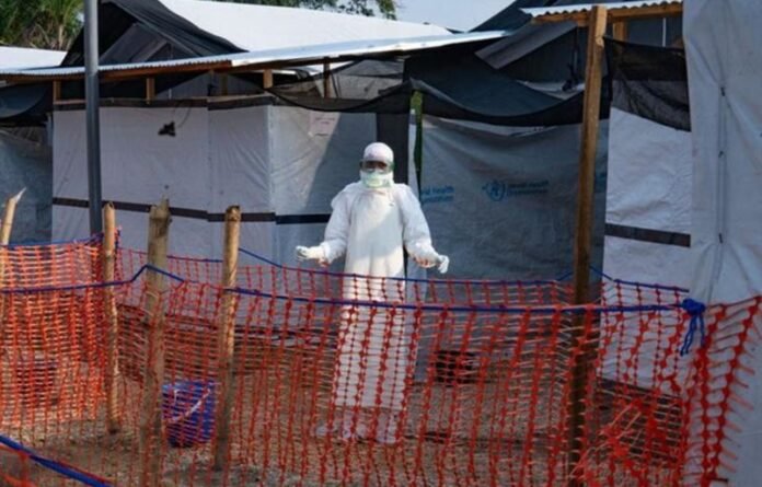 Tenaga Kesehatan di Ebola