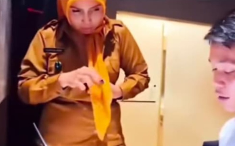 Video Guru Bahasa Inggris Holopis