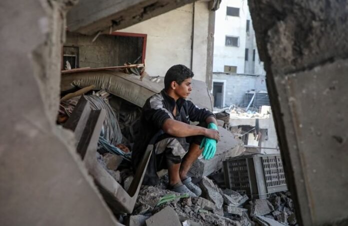 Warga Palestina di Hunian Hancur Holopis