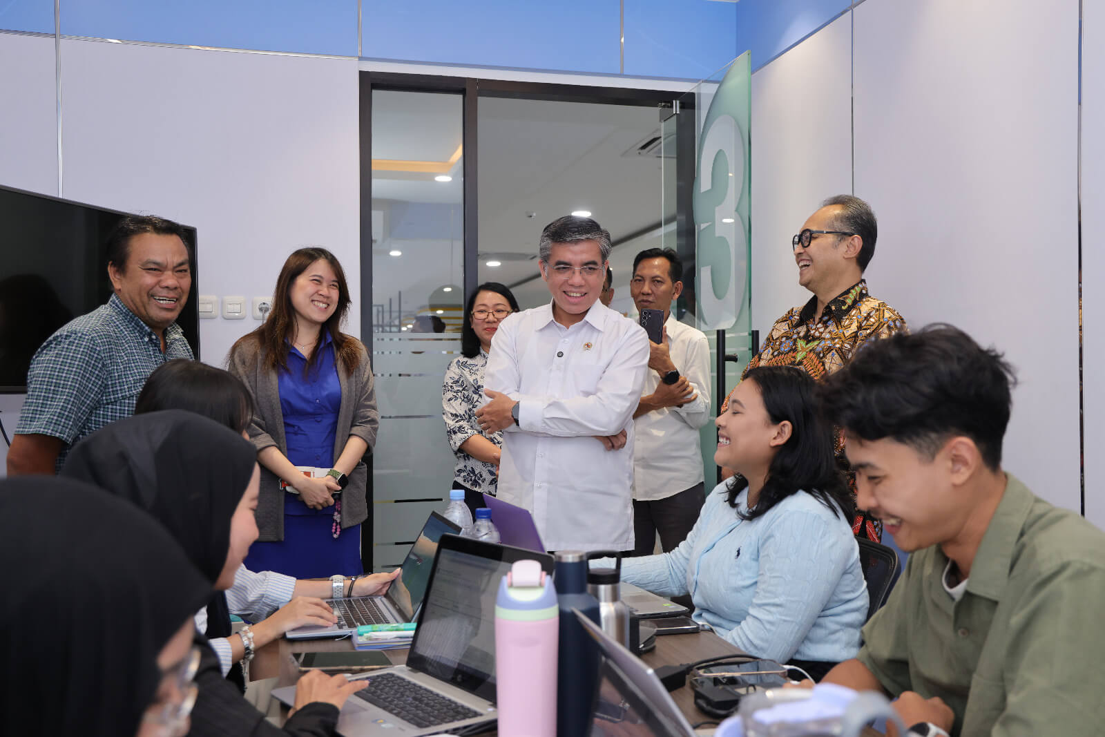 Menaker Tegaskan Pentingnya Sertifikasi Kompetensi bagi Lulusan Magang 1 Yassierli Di Pt Yupi Indo Jelly Gum Tbk