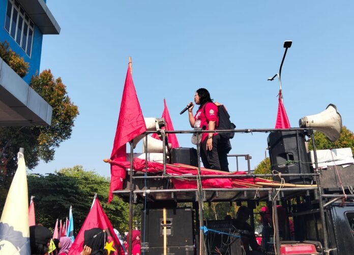 Lindah Saat Orasi Di Mobil Komando