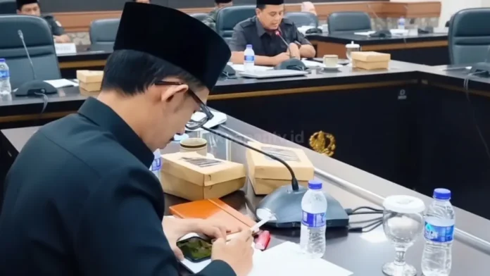 Suasana Rapat Dprd Jember Saat Video Anggota Dewan Bermain Gim Viral Dan Ramai Dibahas Publik Wwsu9
