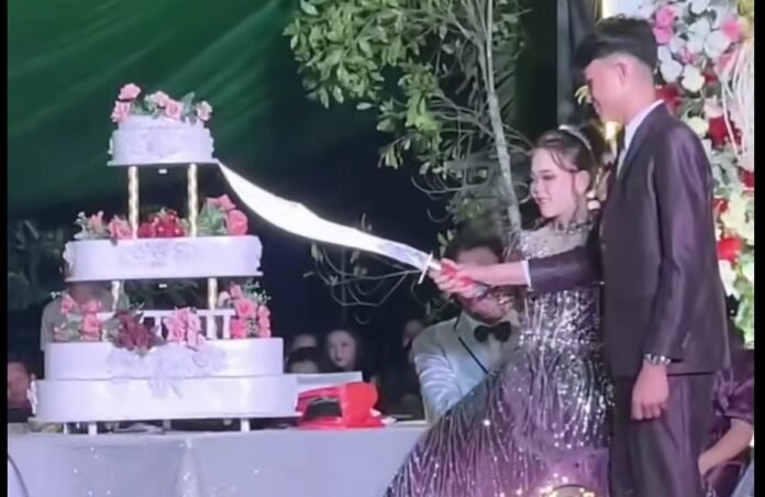Potong Kue Pakai Parang Holopis
