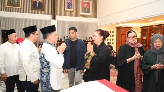 Mendagri Takziah Holopis