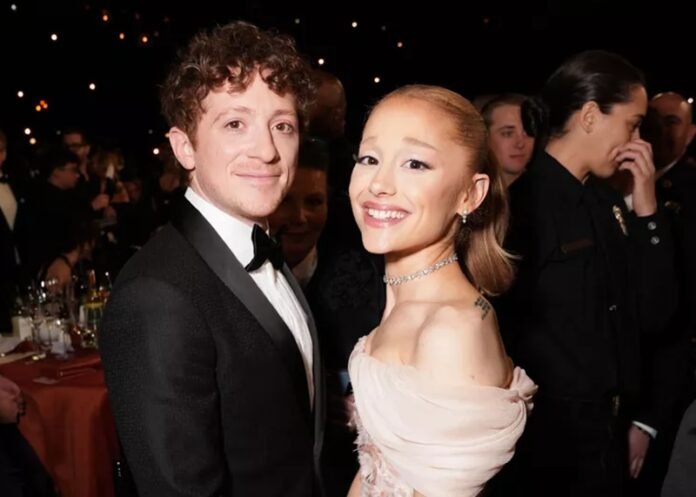 Ariana Grande dan Ethan Slater Holopis.com