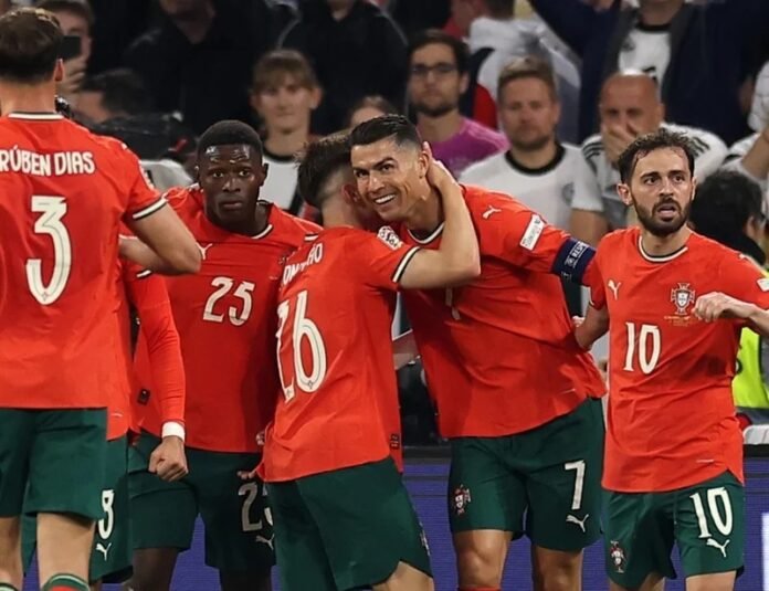 Cristiano Ronaldo Dan Skuad Timnas Portugal Saat Selebrasi Gol Holopis