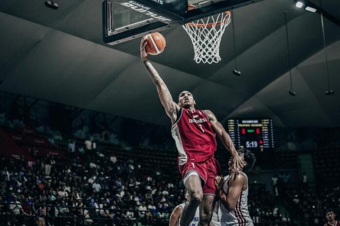 Derrick Michael Saat Berseragam Timnas Basket Indonesia Holopis