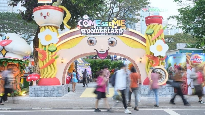 Gerbang Ikonik Come See Mie Fest 2026 Wonderland Yang Unik Dan Penuh Warna Siap Menyambut Kehadiran Para Pengunjung Di Area Festival Holopis
