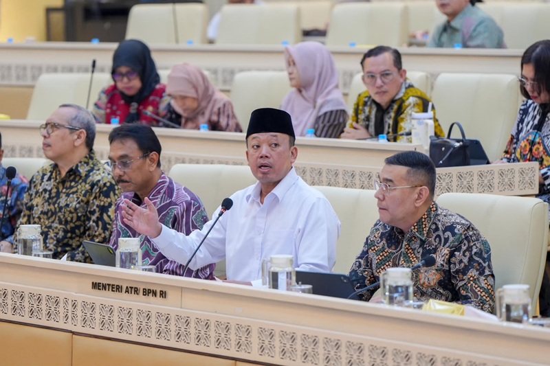 Menteri Nusron Wahid Holopis