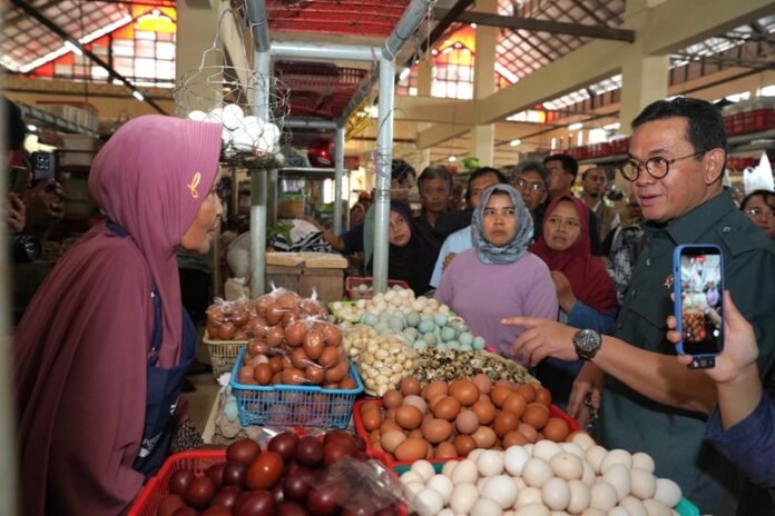 Menteri Perdagangan Mendag Budi Santoso Busan Saat Meninjau Kondisi Bapok Di Pasar Manis Kabupaten Banyumas Jawa Tengah Holopis
