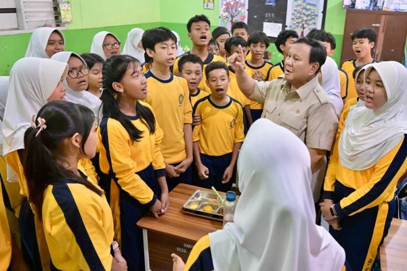 Momen Kebersamaan Presiden Prabowo Subianto Dengan Siswa Sisw Smpn 111 Jakarta Holopis