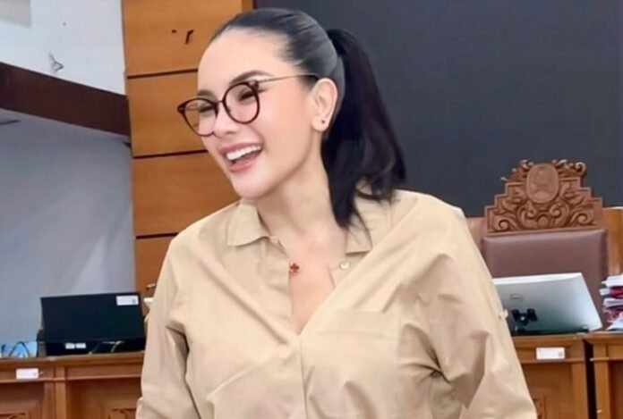 Nikita Mirzani Holopis.com
