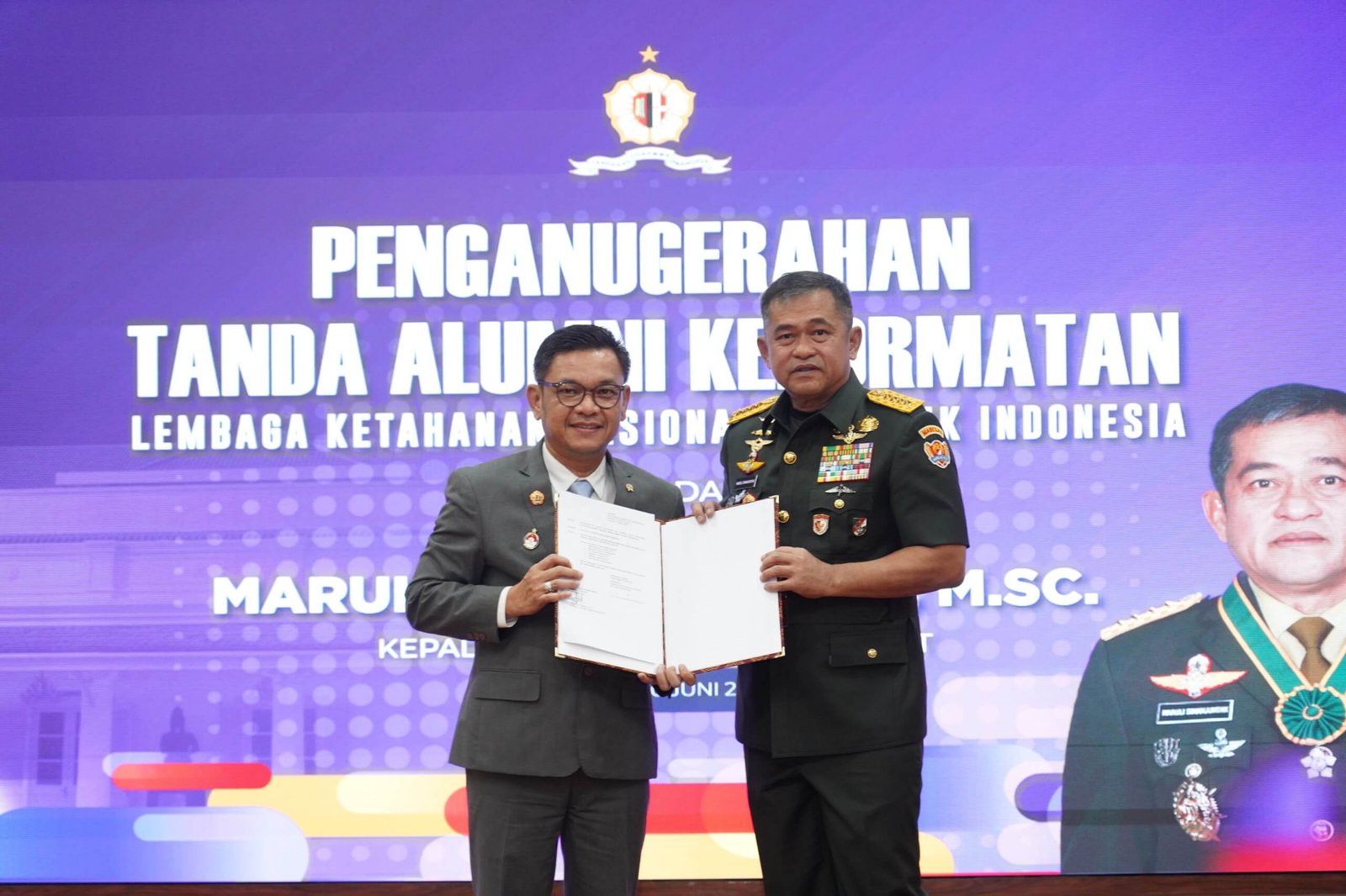 Penganugerahan Tanda Alumni Kehormatan Lemhannas Kepada Kasad Maruli