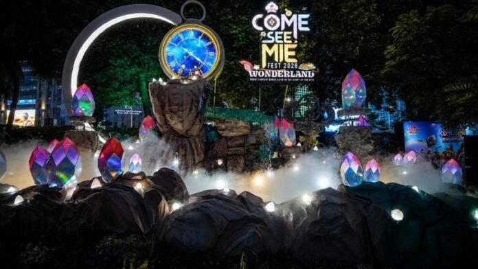Pesona Instalasi Jam Raksasa Dan Kabut Fantasi Di Come See Mie Fest 2026 Wonderland Holopis
