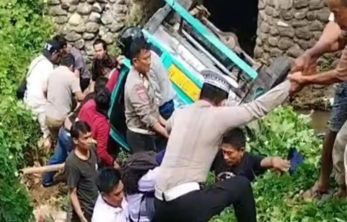 Polisi Dan Warga Mengevakuasi Penumpang Angkot Yang Terbalik Ke Parit Di Soppeng Holopis