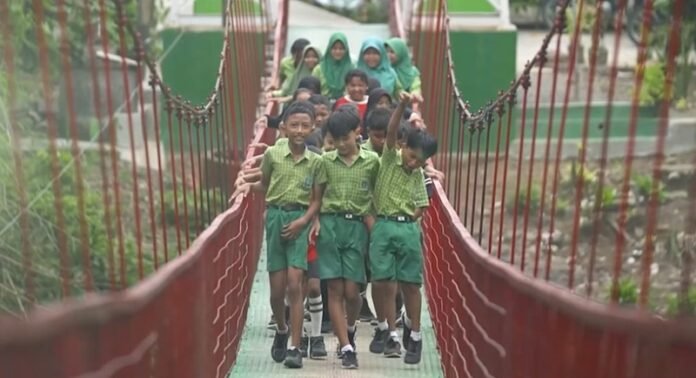 Potret Siswa Dan Siswi Sekolah Di Jembatan Kedungrejo Desa Kedungrejo Purwodadi Jawa Tengah Holopis