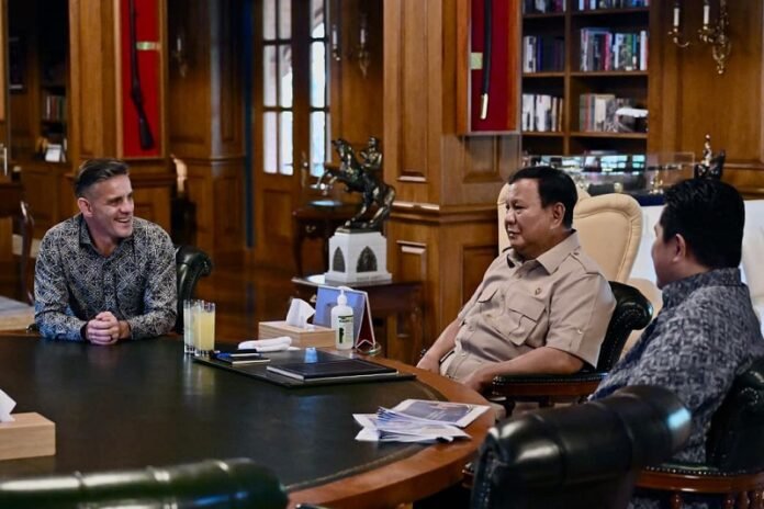Presiden Prabowo Subianto Bersama Menpora Erick Thohir Dan Pelatih Timnas Indonesia John Herdman Di Hambalang Holopis