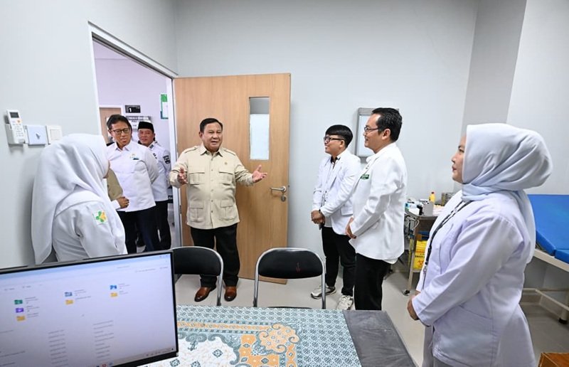 Presiden Prabowo Subianto Bersama Para Nakes Rsud Kh Muhammad Thohir Krui Holopis