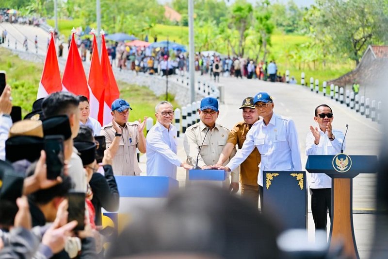 Presiden Prabowo Subianto Saat Meresmikan Infrastruktur Jalan Di Ruas Kedungdung–bringkoning Sampang Jawa Timur Holopis