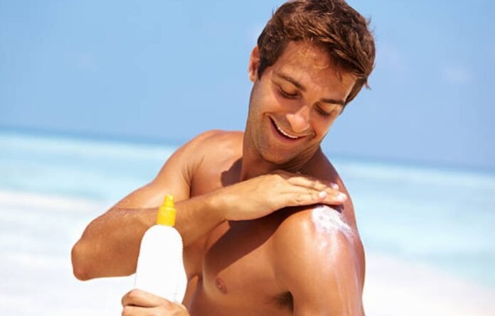 Pria Mengenakan Skincare Holopis.com
