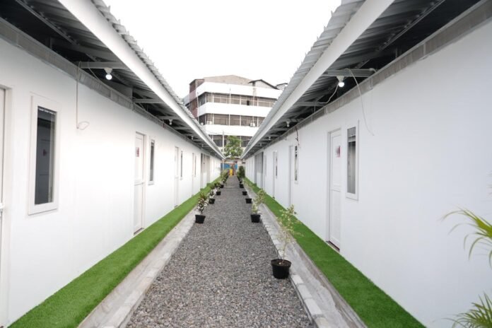 Rumah Bantaran Rel Senen Holopis