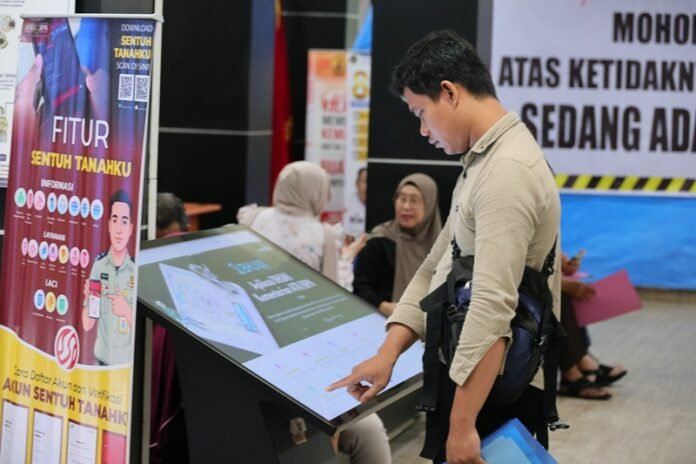 Sentuh Tanahku Holopis