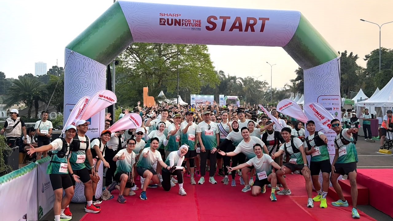 Sharp Manajemen Berfoto Bersama Seluruh Peserta Sharp Run For The Future Holopis